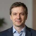 Портрет уверенного российского бизнесмена в студийном освещении на нейтральном фоне для сайта Биби Клуб
